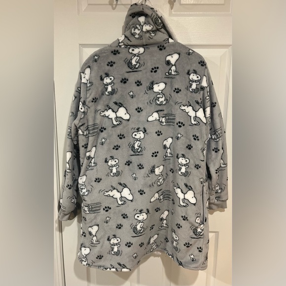 Peanuts “SNOOPY” plush short robe. - Picture 3 of 4